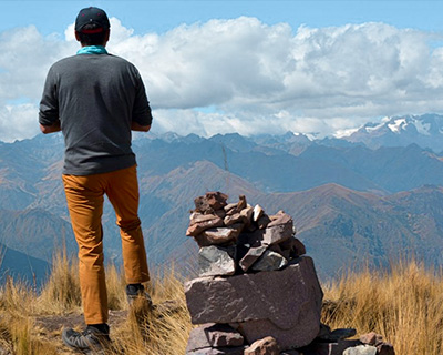 Men and horses passing the Abra de Kuychiccasa