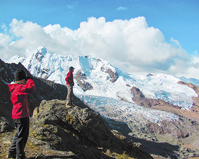 Mujer tomando foto a Hombre y detrás en nevado Ausangate