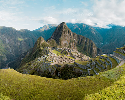 Photo of friends and behind the view of the citadel of Machu Picchu