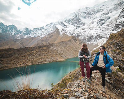 The turquoise waters of Humantay and the snowy background