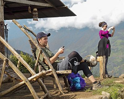 People taking a short break on the climb to Llaqtapata
